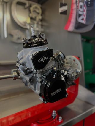 Servis motoru je u nás čistá práce 🧼 . . @kavoracing @multi_air_official @vertex_pistons_racing @betamotor1905...