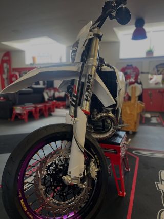 Servis tlumičů a přizpůsobení na použití na silnici 🔥 Chtěl by jsi taky takovou motorku ? 😍 . . @kavoracing...