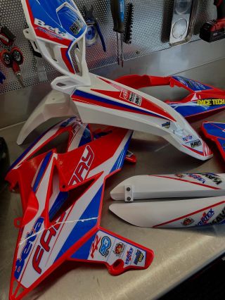 Sady plastů s polepy i jako RESTYLE kity pro všechny Bety od roku 2013-2019 🔥 . . @kavoracing @multi_air_official...