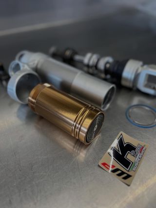 Při instalaci Bladder Kitu od značky K-Tech se výrazně sníží tření a zlepší se jízdní vlastnosti zadního tlumiče. 🔥 Tyto...