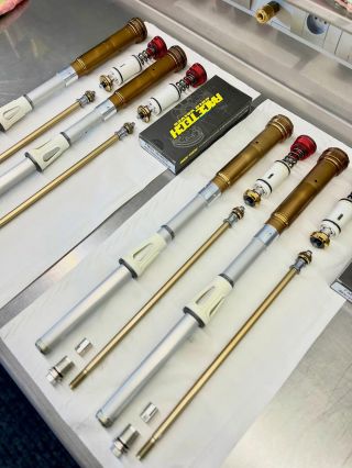 Jsme oficiální dovozci Amerických produktů RACE TECH 🇺🇸 Sady zlatých pístků do předních i zadních tlumičů s laděním přímo...