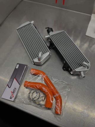 Chladiče i silikonové hadice ve vícero barvách pro TBI KTM, Husqvarnu a Gas Gas skladem ✅ . . @kavoracing...