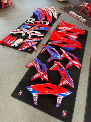 Sady plastů i jednotlivě polepené plasty na téměř všechny Bety ❤️ Chceš mít motorku jako novou, nebo si jen zlomil přední...