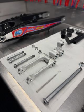 Příprava nové motorky 😍 Je to krásná práce když je všechno nové a čisté 🔥 . . @kavoracing @multi_air_official...